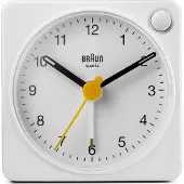 Braun Classic Resa Analog Klocka med Snooze och Ljus, Kompakt, Tyst Quartz, Crescendo Larm i Vitt, Modell BC02XW.