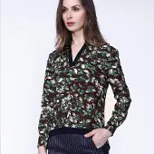 Smart & Joy Col-v blus i satin och bladmönster