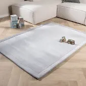 Little Olly Tvättbar lekmatta | Jip grå hos Volero | 120x160 cm | Polyester | Enfärgad | Rektangulär |