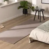 NATURL. Mjuk låghårig löpare | Cosy taupe hos Volero | 80x300cm | Polyester | Enfärgad | Löpare | Låg lugg