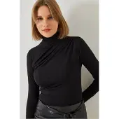 Bianco Mönstrad turtleneckblus med volangdetalj