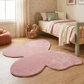 Little Olly Tvättbar barnmatta | Coco Fjäril mörkrosa hos Volero | 120x150cm | Polyester | Enfärgad | Oregelbunden form | Låg lugg