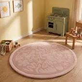 Little Olly Rund tvättbar lekmatta | Flo rosa hos Volero | Ø 120cm | Polyester | Figurer/Karaktärer | Rund | Plattvävd
