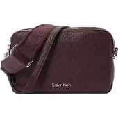 Calvin Klein Axelremsväska vinröd