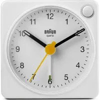 Braun Classic Resa Analog Klocka med Snooze och Ljus, Kompakt, Tyst Quartz, Crescendo Larm i Vitt, Modell BC02XW.