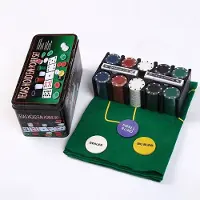 24.Se Pokerset med 200 marker, kortlekar och pokerduk i aluminiumväska