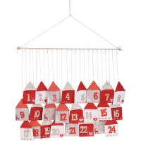 By Lille Vilde Adventskalender på pinne hängande filt röd 70x60 cm