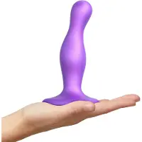 Strap-On-Me Curvy S - vågig dildo med sugpropp (lila)