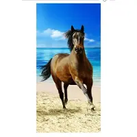 Licens Hästhandduk - 70x140 cm - 100% bomull - Mjuk badhandduk med en häst på stranden