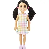 Barbie Chelsea docka liten docka med svart hr i pigtails & bruna gon som br avtagbar rutig klnning och rosa skor