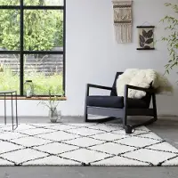 FRAAI Fluffig matta | Grand Lines gräddvit/svart hos Volero | 120x170 cm | Polypropen | Romb | Rektangulär | Hög lugg