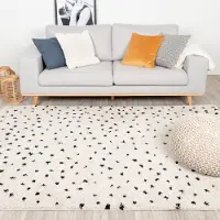 FRAAI Fluffig matta | Grand Dots gräddvit/svart hos Volero | 140x200 cm | Polypropen | Prickar | Rektangulär | Hög lugg
