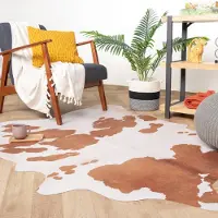 FRAAI Kohud | Bovine brun/vit hos Volero | 155x190 cm | Polyester | Djurmönster | Oregelbunden form |