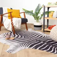 FRAAI Zebramönstrad matta | Bovine svart/vit hos Volero | 155x190 cm | Polyester | Djurmönster | Oregelbunden form |