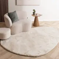 NATURL. Fluffig matta | Comfy Supreme Pebble gräddvit | 60x80 cm | Polyester | Enfärgad | Oregelbunden form | Hög lugg