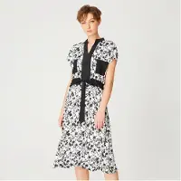 Smart & Joy Robe i bi matière med blommigt tryck i svartvitt och ceinture med coulisse