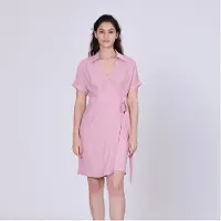 Smart & Joy Minimalistisk omlottklänning och italiensk krage