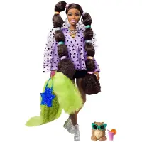 Barbie Extra Docka & Tillbehör med Långa Flätor & Regnbågs Hårband i Shorts & Furry Shrug med Pomeranian