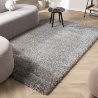 Studio Clarice Lyxig fluffig matta | Yves grå hos Volero | 160x230 cm | Syntet | Enfärgad | Rektangulär | Hög lugg