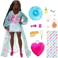 Barbie Extra Fly Docka med Reseklänningar & Tillbehör, Tropisk Strandklädsel med Stort Hatt & Väska