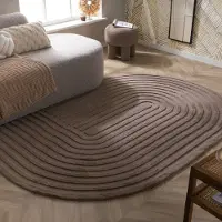 FRAAI Oregelbunden matta | Flowy Arch taupe hos Volero | 80x150 cm | Polyester | Abstrakt | Oregelbunden form | Hög lugg