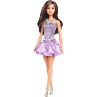 Barbie fashionistas doll #234 med brunt hr som br paljett lila bubbla klnning med satiny kjol silverhalsband och klackar