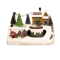 NSH Nordic Julby Treehouse Town med ljus och musik, batteri NORDIC WINTER (780-521)