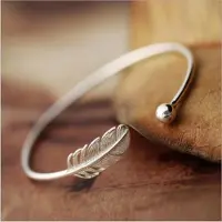 YIRAN Jewelry Ny Mode 925 Sterling Silver Smycken Inte Allergiframkallande Hög -Kvalitet Kvinnlig Enkel Fjäder Liten Kula Öppen Armband Sl009 beige