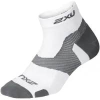 2XU Light Cush Mens White/Grey 1/4 Crew Strumpor