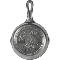 Lodge Wildlife Series-6.5" Gjutjärnspanna med Vargmotiv, Svart