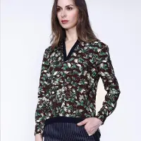 Smart & Joy Col-v blus i satin och bladmönster