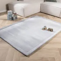 Little Olly Tvättbar lekmatta | Jip grå hos Volero | 120x160 cm | Polyester | Enfärgad | Rektangulär |