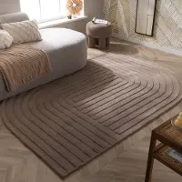 FRAAI Oregelbunden matta | Flowy Lines taupe hos Volero | 160x230 cm | Polyester | Bågar | Oregelbunden form | Hög lugg