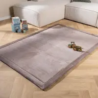 Little Olly Tvättbar lekmatta | Jip taupe hos Volero | 80x150 cm | Polyester | Enfärgad | Rektangulär |