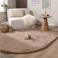 NATURL. Oval fluffig matta | Comfy Supreme taupe hos Volero | 152x245 cm | Polyester | Enfärgad | Oval | Hög lugg