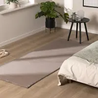 NATURL. Mjuk låghårig löpare | Cosy taupe hos Volero | 80x300cm | Polyester | Enfärgad | Löpare | Låg lugg