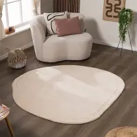 FRAAI Organisk matta | Halo Stone beige hos Volero | Ø 80 cm | Polyester | Enfärgad | Oregelbunden form | Låg lugg