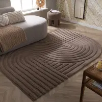 FRAAI Oregelbunden matta | Flowy Wavy taupe hos Volero | 80x150 cm | Polyester | Asymmetrisk | Oregelbunden form | Hög lugg