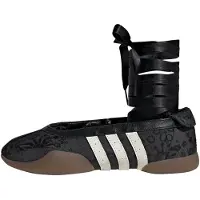 Adidas Originals Låg sneaker 'Taekwondo Mei' svart / vit