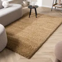 Studio Clarice Lyxig fluffig matta | Yves guld hos Volero | 160x230 cm | Syntet | Enfärgad | Rektangulär | Hög lugg