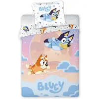 BrandMac Bluey sängkläder - 100% bomull - Barnsängkläder 140x200 cm - Bluey och Bingo i molnen
