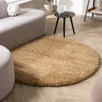Studio Clarice Rund fluffig matta | Yves guld hos Volero | Ø 120 cm | Syntet | Enfärgad | Rund | Hög lugg