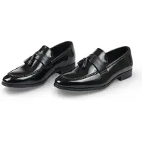 Infinity Leather Svarta herrloafers i högglansigt lack i konstläder med tofs