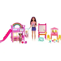 Barbie Skipper Första Jobb Daghem Set, 3 Dockor, Möbler & 15+ Tillbehör, Inkluderar Bäddsoffor & Färgändrande Staffli