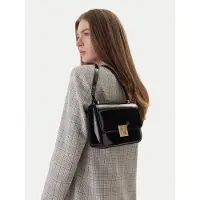 Armani Exchange för kvinnor. XW002169AF21362UC001 Axelremsväska i svart lackskinn (OSFA), Casual, Polyuretan