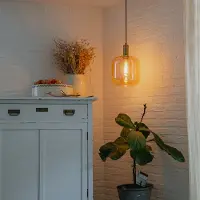 QAZQA Smart pendellampa svart med mässing och bärnstensfärgat glas inkl. Wifi G95 - Zuzanna