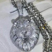 Wucifang Jewelry Iced Out Diamant Tungt Guld Ryande Lejonhuvud Hänge Mode Hip Hop Anime Hängsmycke Halsband Smycken För Män 8mm Cuban Chain