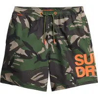 Superdry för män. M3010247A 43,2 cm baddräkt med grön Sportswear-logotyp (M), Kamouflage, Strandkläder, Återvunnen polyester, Hållbar