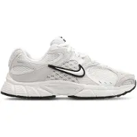 Nike Låg sneaker 'V5 RNR SUEDE 2' svart / vit