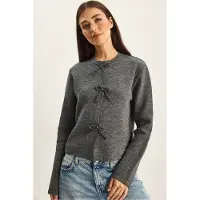 Bianco Stickad cardigan med rund hals och rosettdetalj